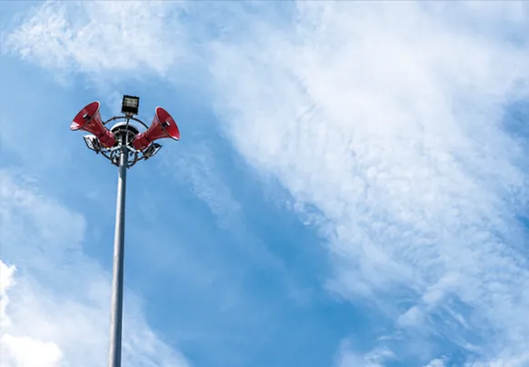 Sirene BTK-SR8310 montada em poste metálico em ambiente externo