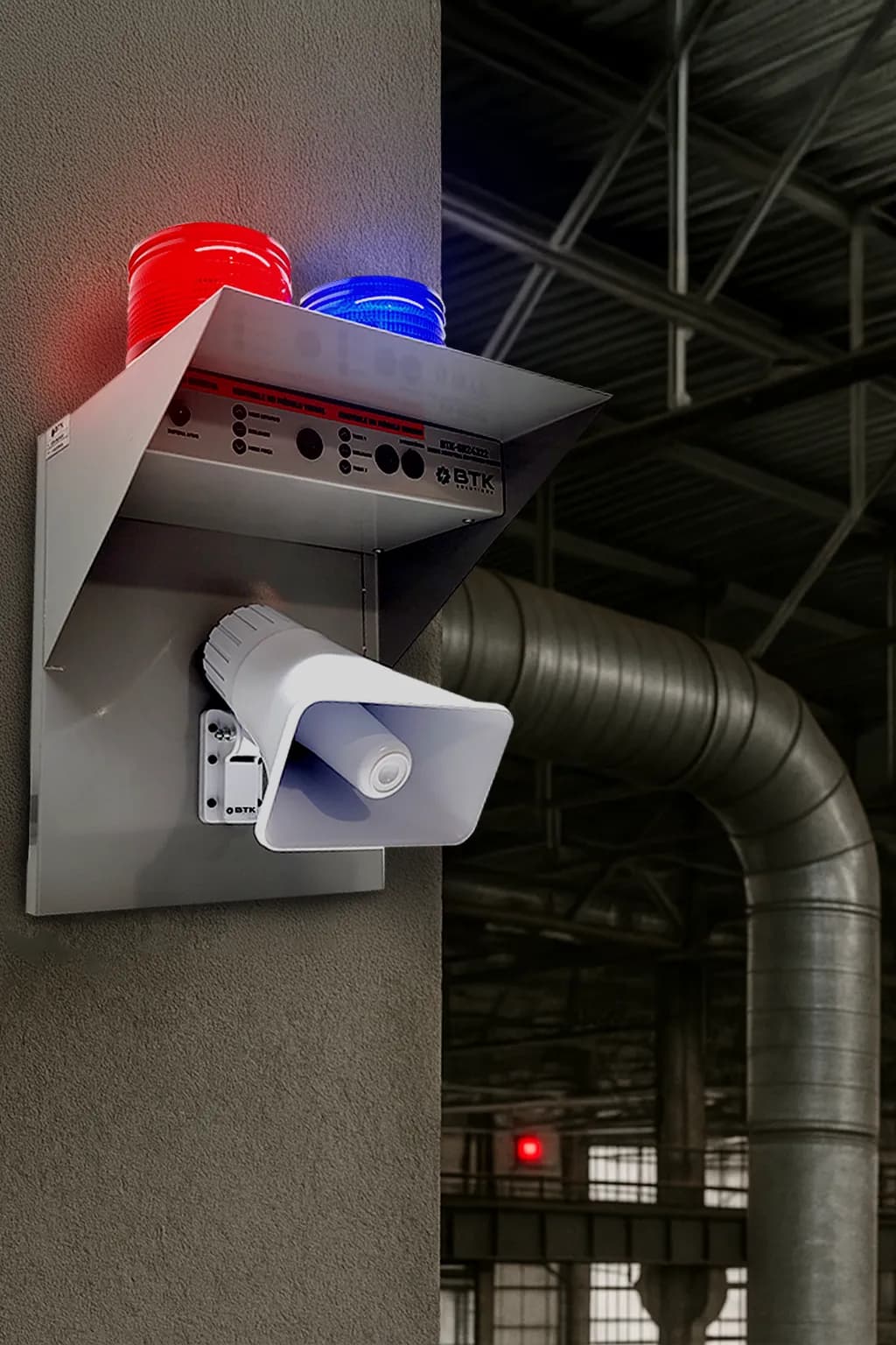 Sistema de alerta BTK-SRZ4322 fixado em parede de instalação industrial