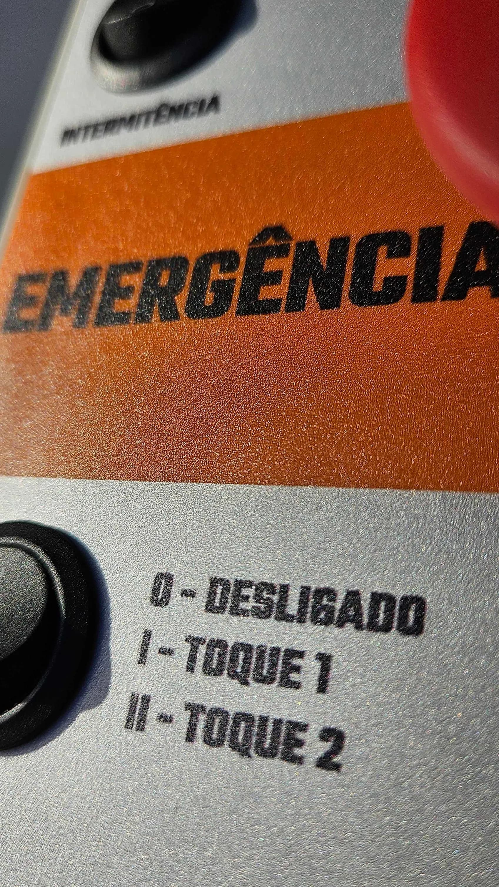 Informações de acionamento e adesivo de sinalização de emergência do Sistema de Alerta BTK-EVACIT
